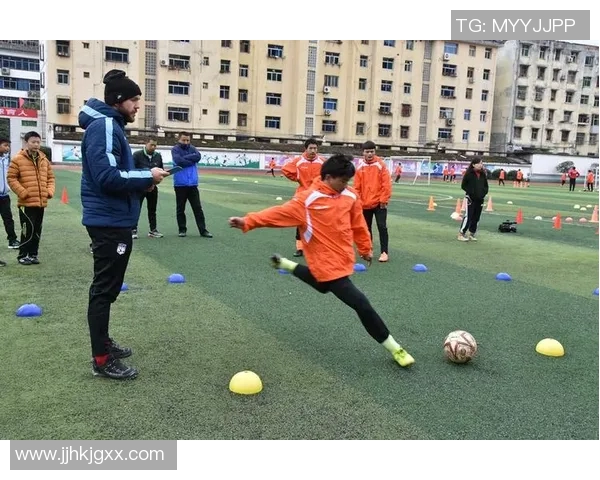 张娜独家解析足球技巧与心得分享助你提升球技与战术理解 张娜独家解析足球技巧与心得分享助你提升球技与战术理解