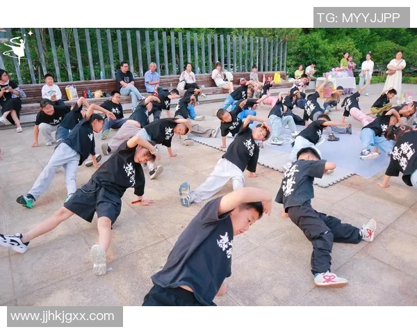 成都街舞队荣登全国街舞排行榜第二名展现实力与魅力 成都街舞队荣登全国街舞排行榜第二名展现实力与魅力